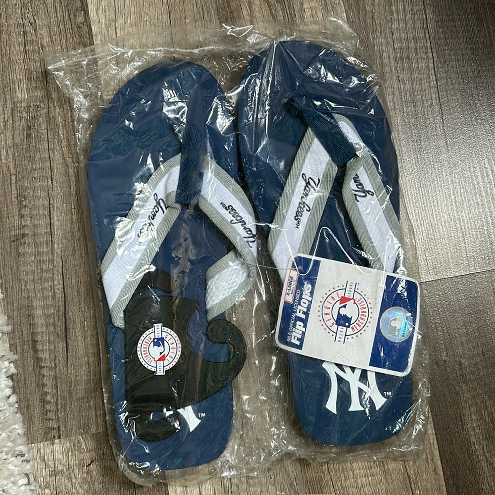 NWT MLB Official Licensed Yankee Flip Flops